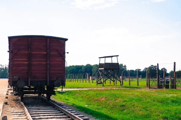 What are the opening hours of Auschwitz